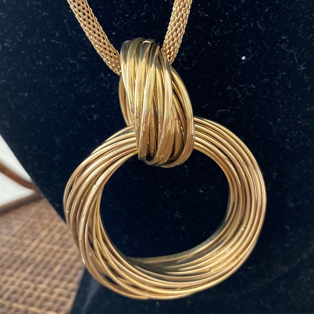VINTAGE Gold Tone Circle Pendant Long Necklace - Picture 7 of 8